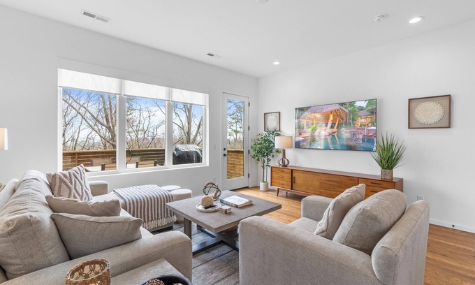 East Ridge House | Luxury Panoramic Mountain Views From This Atomic Ridge Modern Stylish Retreat.
