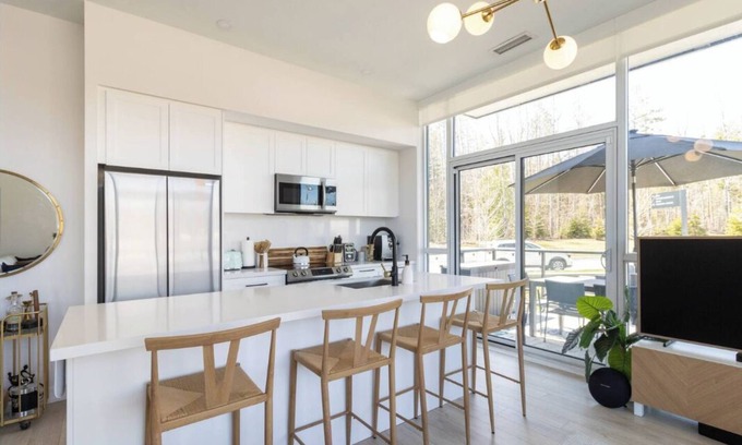 Innisfil Condo | Luxury ~ Patio ~ Hot Tub ~ Pool ~ BBQ ~ Parking ~ Friday Harbour Resort