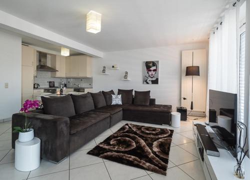 Gare Apartment | LUXURY PENTHOUSE APARTMENT WITH 3 Balconies -2 BEDROOMS -PETRUS VIEW & PARKING