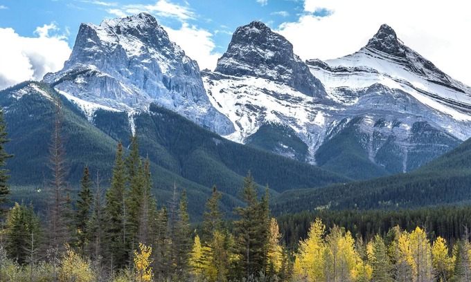 Canmore Condo | Luxury Penthouse Condo-Pet Friendly with Vaulted ceilings, best of everything