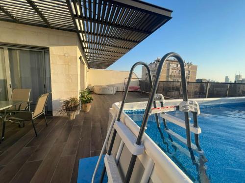 Holon Apartment | luxury penthouse with a jaccuzi, pool and parking, suka for Sukkot optional