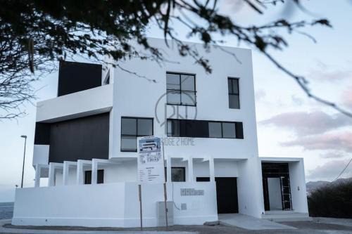Mindelo Apartment | Luxury Penthouse with Private Pool, Ocean, City & Mountain view 6 Pers 2 BR