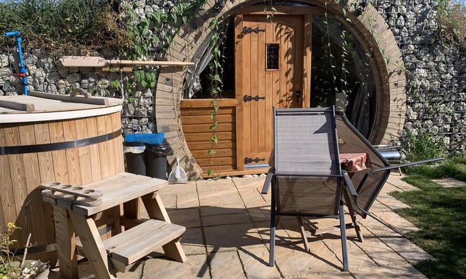 Minster on Sea Cabin | Luxury Pod-Sleeps 2-Hot Tub-Pets-Garden