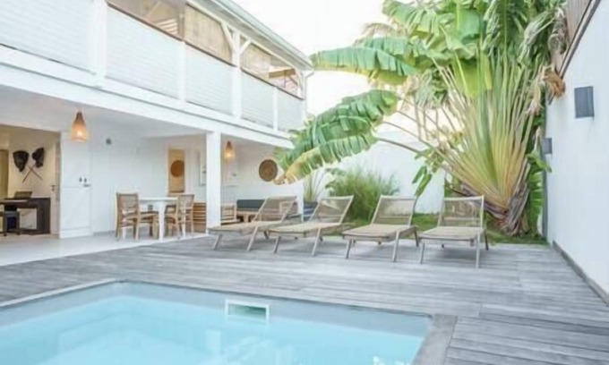 Grande-Terre Apartment | Luxury pool and beach