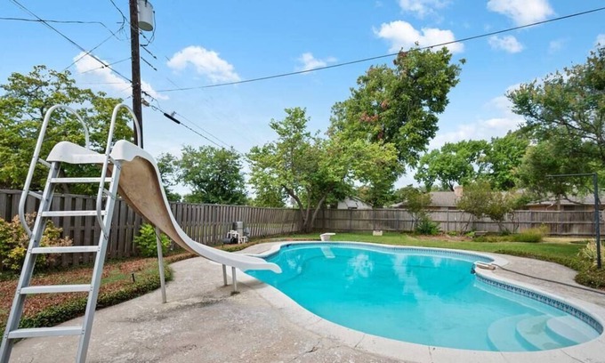 Garland House | Luxury Pool House Near Lake w Pool Table