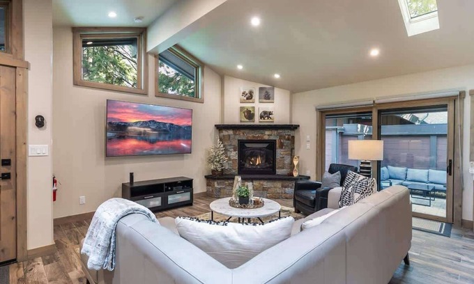 Tahoe Sierra Estates House | Luxury|Pool|Pier|Bouys|Pickleball|Walk to town