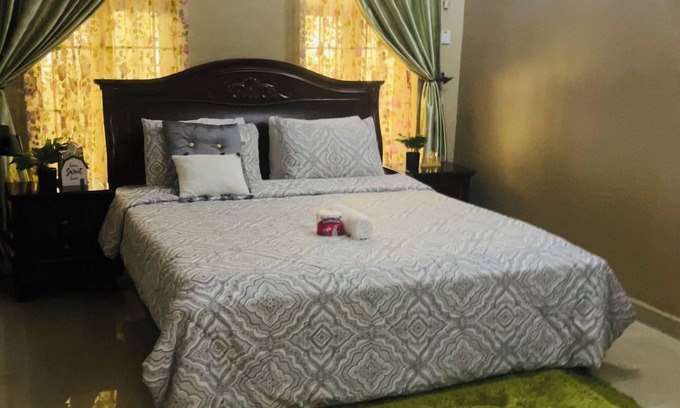 Ikeja House | Luxury Poolside Suite/1BR/Quiet Location with Free Wifi and Cable