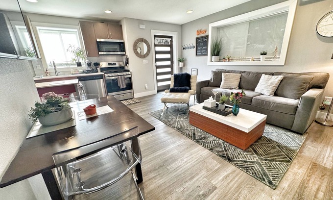 Sabin Apartment | Luxury Private Apartment - Kitchen, Washer & Dryer, Sleeps 4, Prime Location!