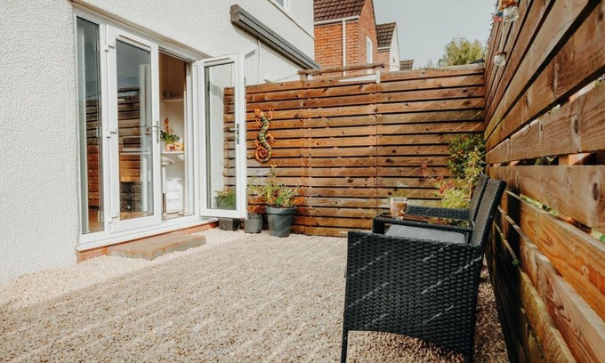 Caldicot House | Luxury Private Suite. Super fast Wi-Fi.Parking Private Courtyard Garden.