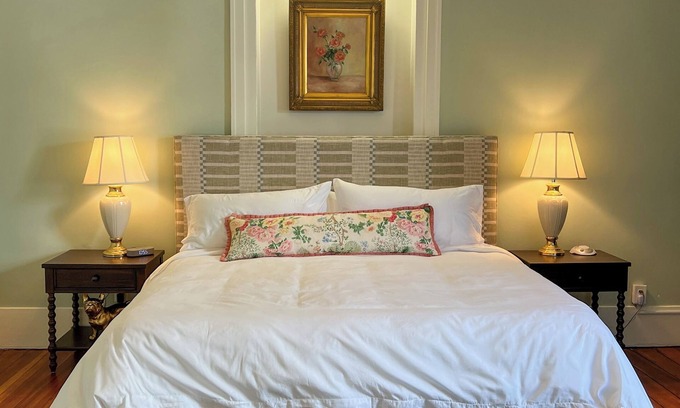 Athens Hotel | Luxury Private Suite in Boutique Historic Inn The Athenian -Downtown Location
