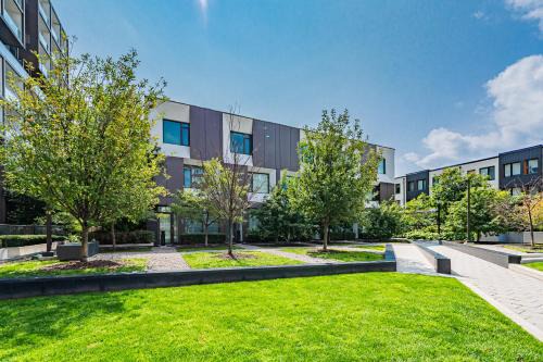 Cooksville House | Luxury Properties close to Rogers Center in Toronto Downtown Core