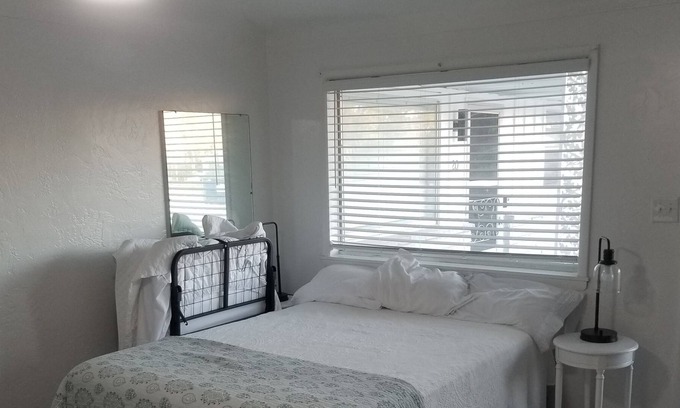 Lakeview Apartment | Luxury Queen Studio With Kitchenette Sleeps 3