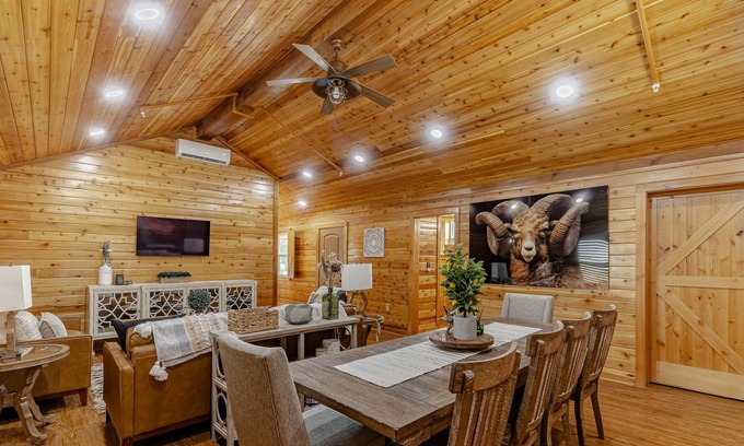 Lavon House | Luxury Rayburn Cabin at Historical Farm