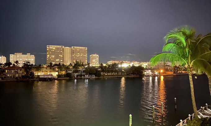 Seybold Condo | Luxury relaxation, stunning waterfront designer condo w/VIEWS. Shops & beaches.
