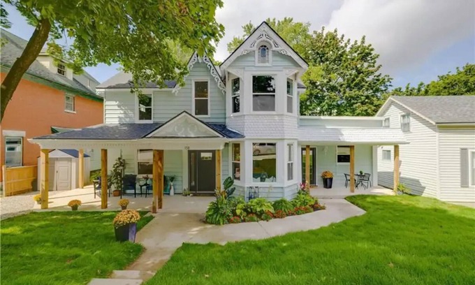 St. Mary's House | Luxury Remodeled 5-bedroom Home - The Green Victorian