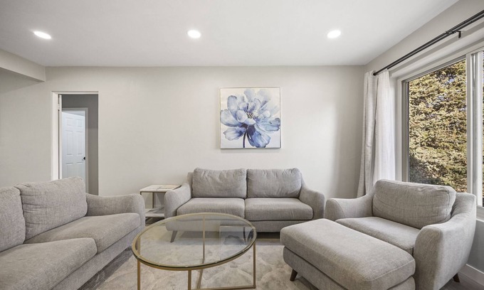 Jewell Heights - Hoffman Heights House | Luxury remodeled Rooms with King bed/Private Bathroom