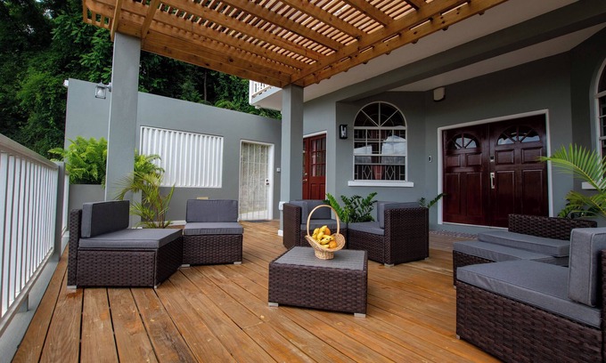 St. George's House | Luxury Remodeled Villa, close to Amenities/Beaches