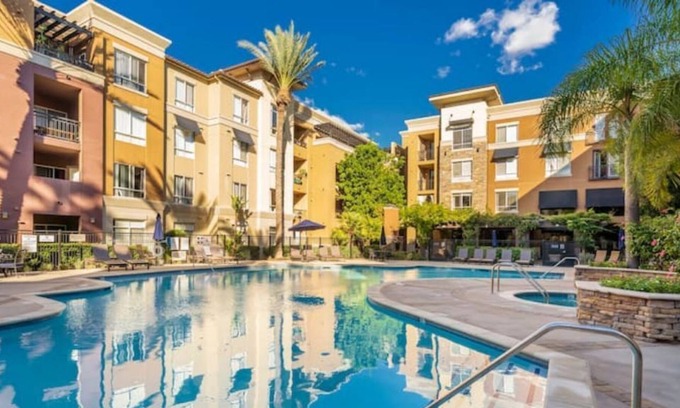 Valencia Condo | Luxury Resort Condo by Six Flags Magic Mountain