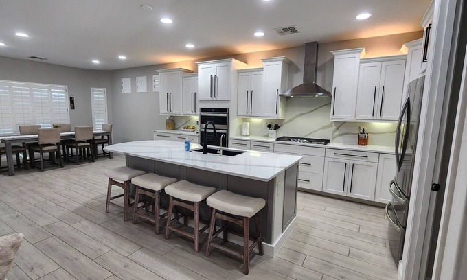 Florence House | Luxury Resort Getaway! Golf, Tennis, Water Park.
