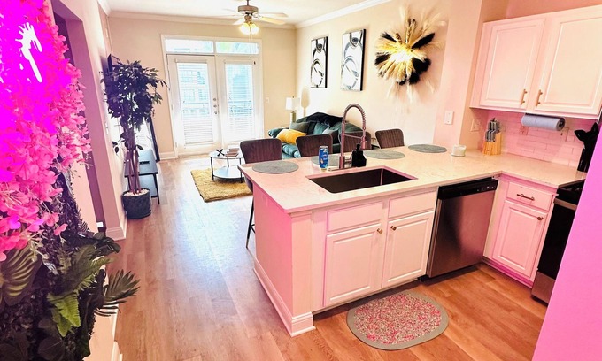 Houston Apartment | Luxury resort style, pool view, 1bedroom two bed stylish apartment.