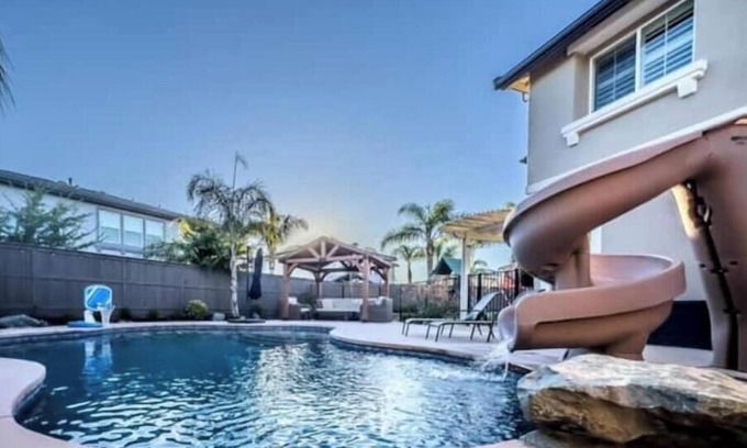 Lincoln House | Luxury Retreat 6 Beds w/Pool & Hot Tub