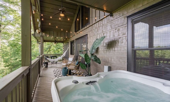 Cherry Log Cabin | Luxury Retreat: Amazing Mountain Views + Hot Tub