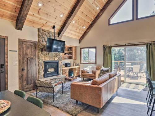 Mi-Wuk Village House | Luxury Retreat Custom Mi-Wuk Village Cabin!