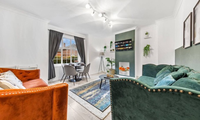 Putney House | Luxury Retreat - Sleeps 7 - Hot Tub - Jacuzzi