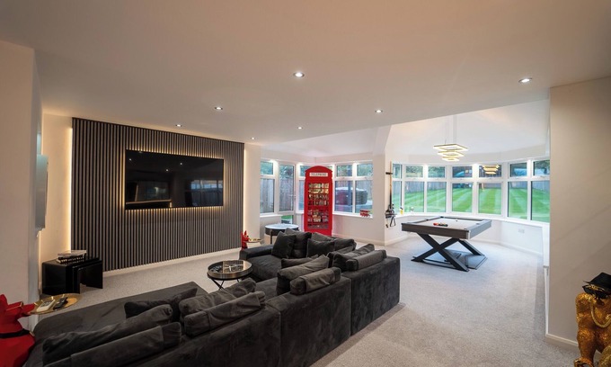 Northwood House | Luxury Retreat, Hot tub, SuperKing Massage Bed, TeslanWarner bros, Contractors!