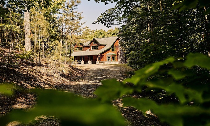 Ellijay Cabin | Luxury retreat/Hot tub/Carters Lake/Sleeps 22/Mountain view/firepit/pool table