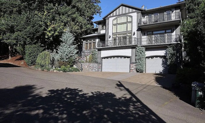 Sunnyside House | Luxury Retreat in Happy Valley – Theater, Sauna & Gourmet Kitchen