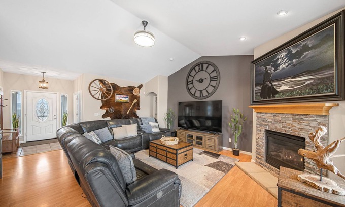 Lyon County House | Luxury Retreat near golf, fishing, raceway, UTV great for Large Families,Dogs OK