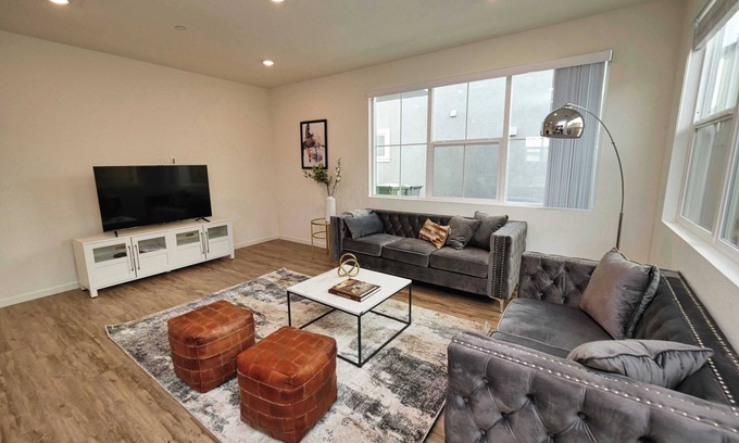Folsom House | Luxury Retreat on Sunny Gate Lane Awaits Your Arrival - Book Your Stay #41616