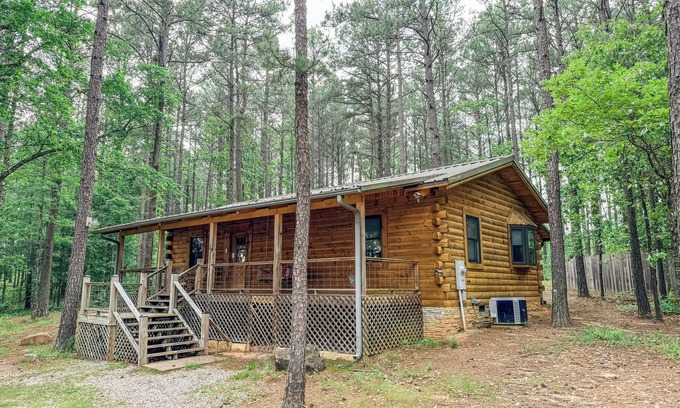 Bismarck Cabin | Luxury Retreat, Private Hot Tub, Romantic Getaway