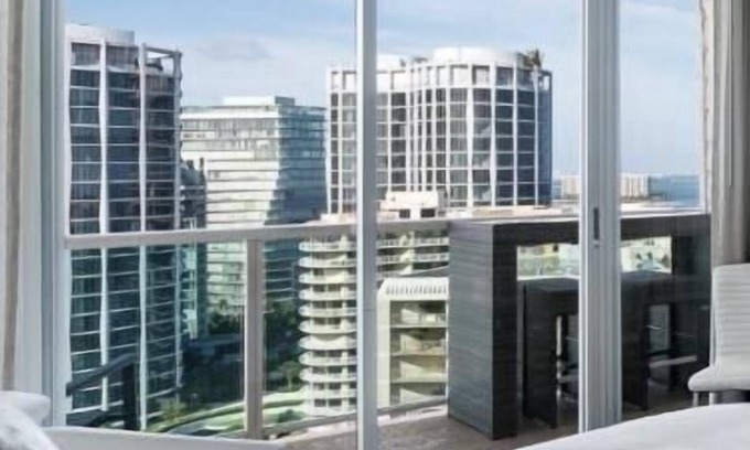 Hendricks and Venice Isles Apartment | ❤️Luxury Retreat 2 BD Las Olas Cityscape Ft. Lauderdale Apartment