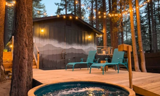 Pioneer Trail Cabin | Luxury Retreat - Hot Tub, Views, 3 Decks & Swingsn