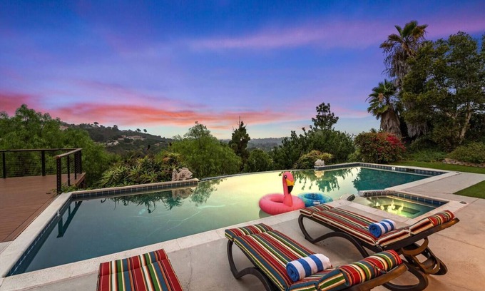 Bonita House | Luxury Retreat w/Infinity Pool & Sunset Views!