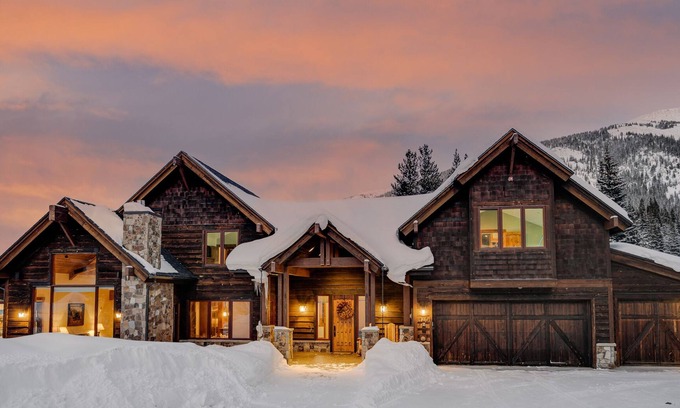 Blue River House | Luxury Retreat w/Mountain Views + Hot Tub + Ski Shuttle - Royal Retreat