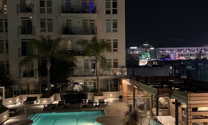 Downtown Apartment | Luxury Rise In the Heart of Hollywood