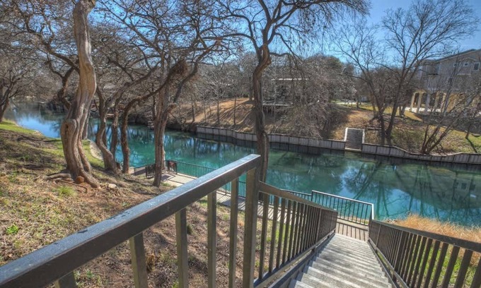 New Braunfels Condo | Luxury Riverfront Condo 1 BLK to Schlitterbahn!