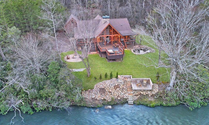 East Ellijay Cabin | Luxury Riverfront Cabin - Pet Friendly