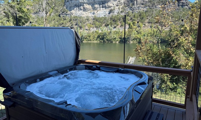 Lone Rock Cabin | Luxury Riverfront Lodge Fishing, Hot Tub & Ozark Views”n