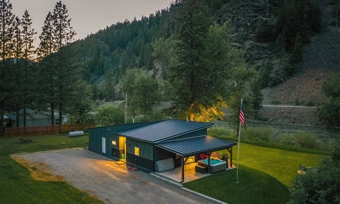Missoula Cabin | Luxury Riverfront Retreat on Montana's Iconic Blackfoot River with Hot Tub