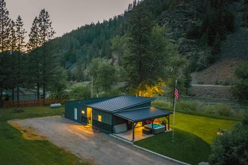 Missoula House | Luxury Riverfront Retreat on Montanas Iconic Blackfoot River with Hot Tub