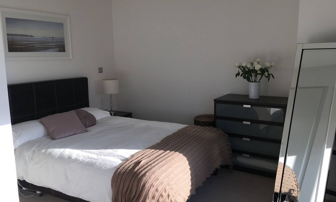 Surrey Docks Apartment | Luxury Riverside Apartment. Breathtaking views of London Skyline.