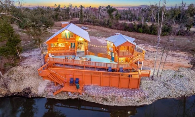 Clarksville House | Luxury Riverside Retreat