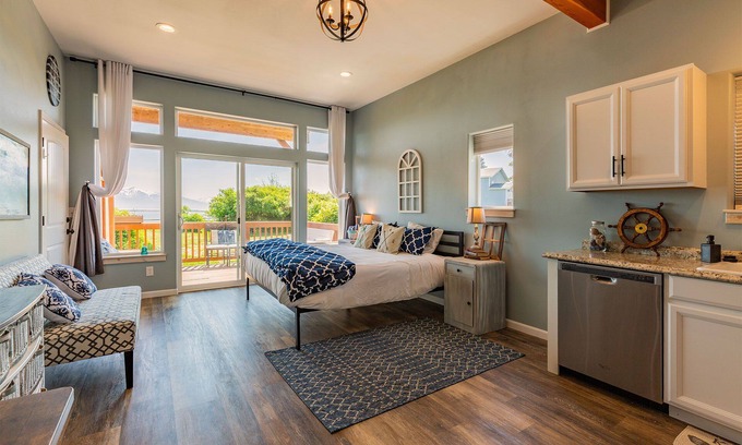 Nikolaevsk Apartment | Luxury Romantic Couple's Getaway Overlooking Kachemak Bay