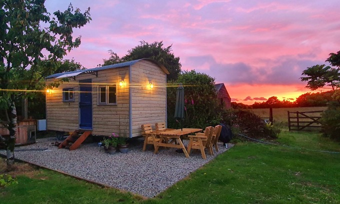 St Teath Cabin | Luxury romantic shepherd's hut - hot tub and Aga