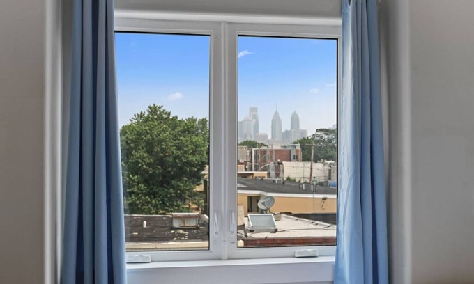 Point Breeze House | Luxury Roofdeck Retreat 4-bdrm Near Penn Chop