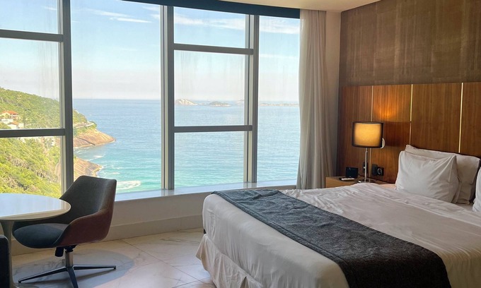 Sao Conrado House | Luxury room with mountain sea view